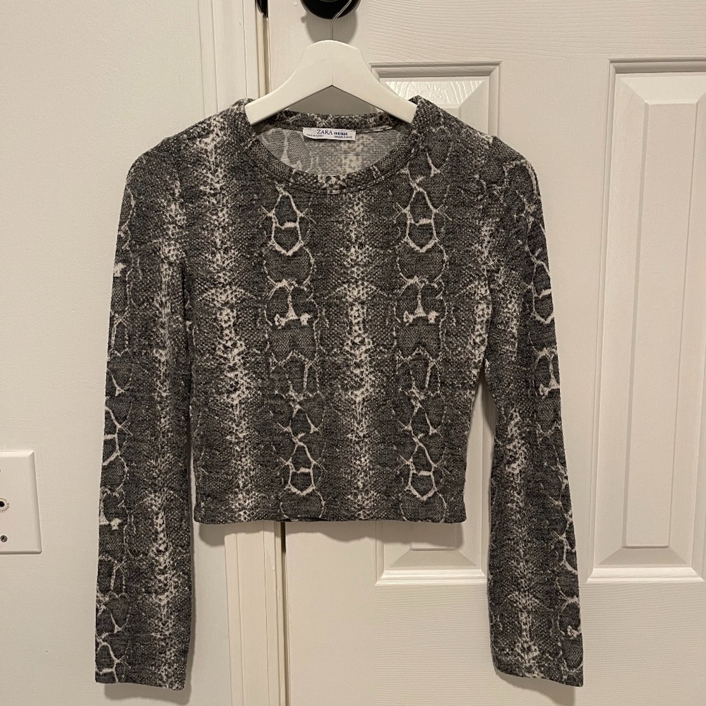 zara grey snakeskin cropped long sleeve top